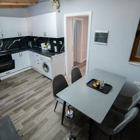 Διαμέρισμα Luxury Square 21 *