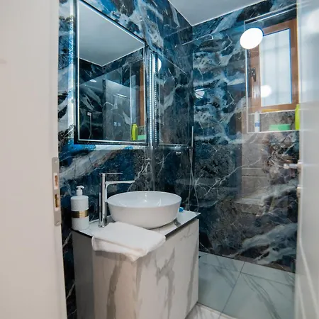 Διαμέρισμα Luxury Square 21 *